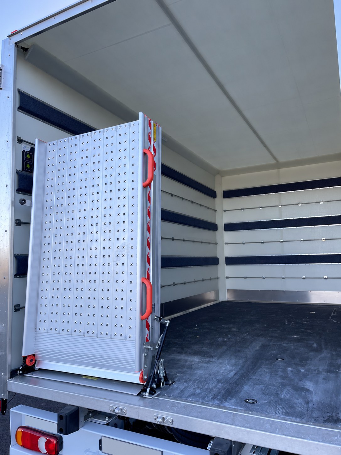 Intérieur du véhicule et rampe de chargement
