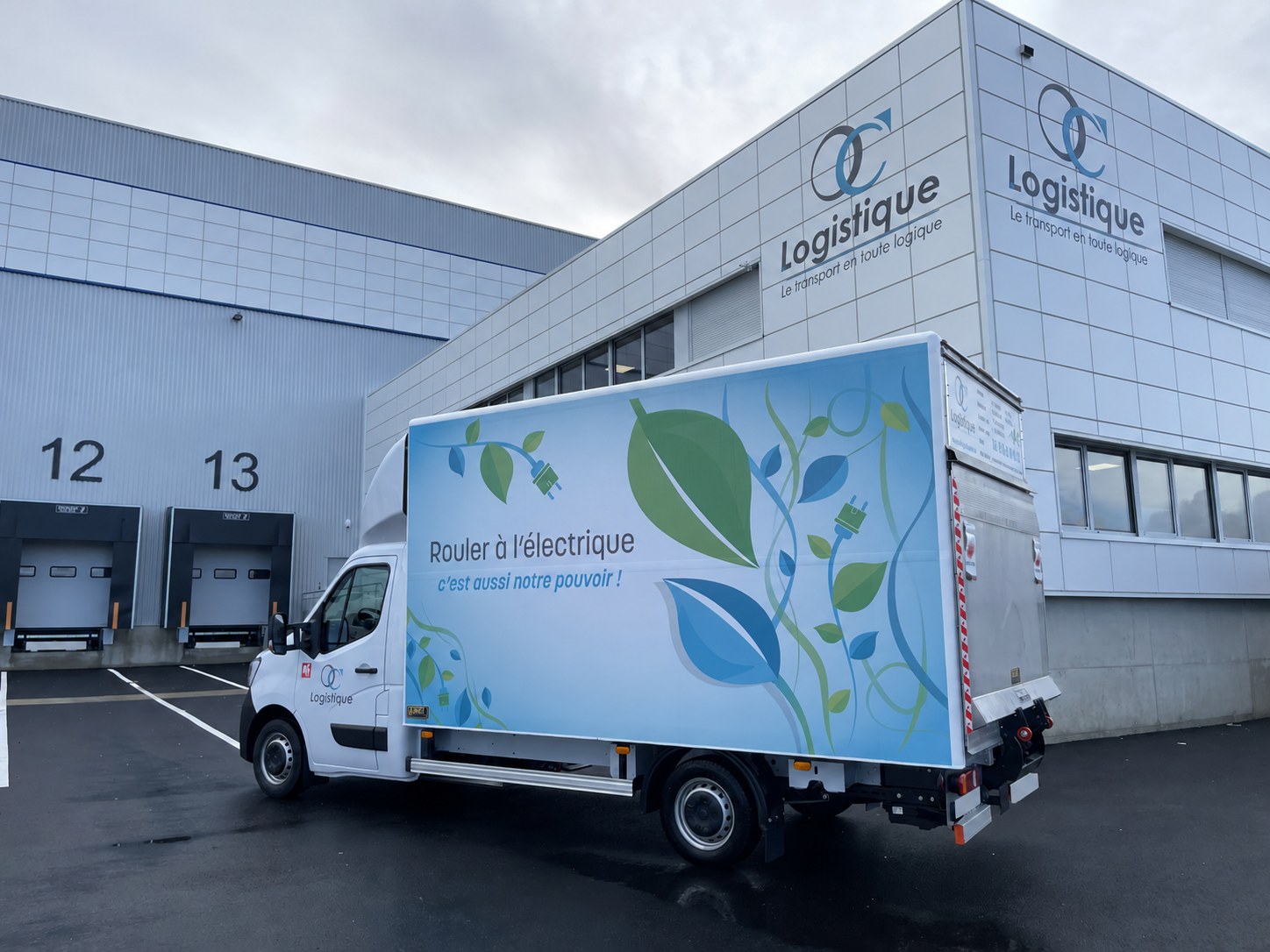Véhicule électrique devant le bâtiment OC Logistique