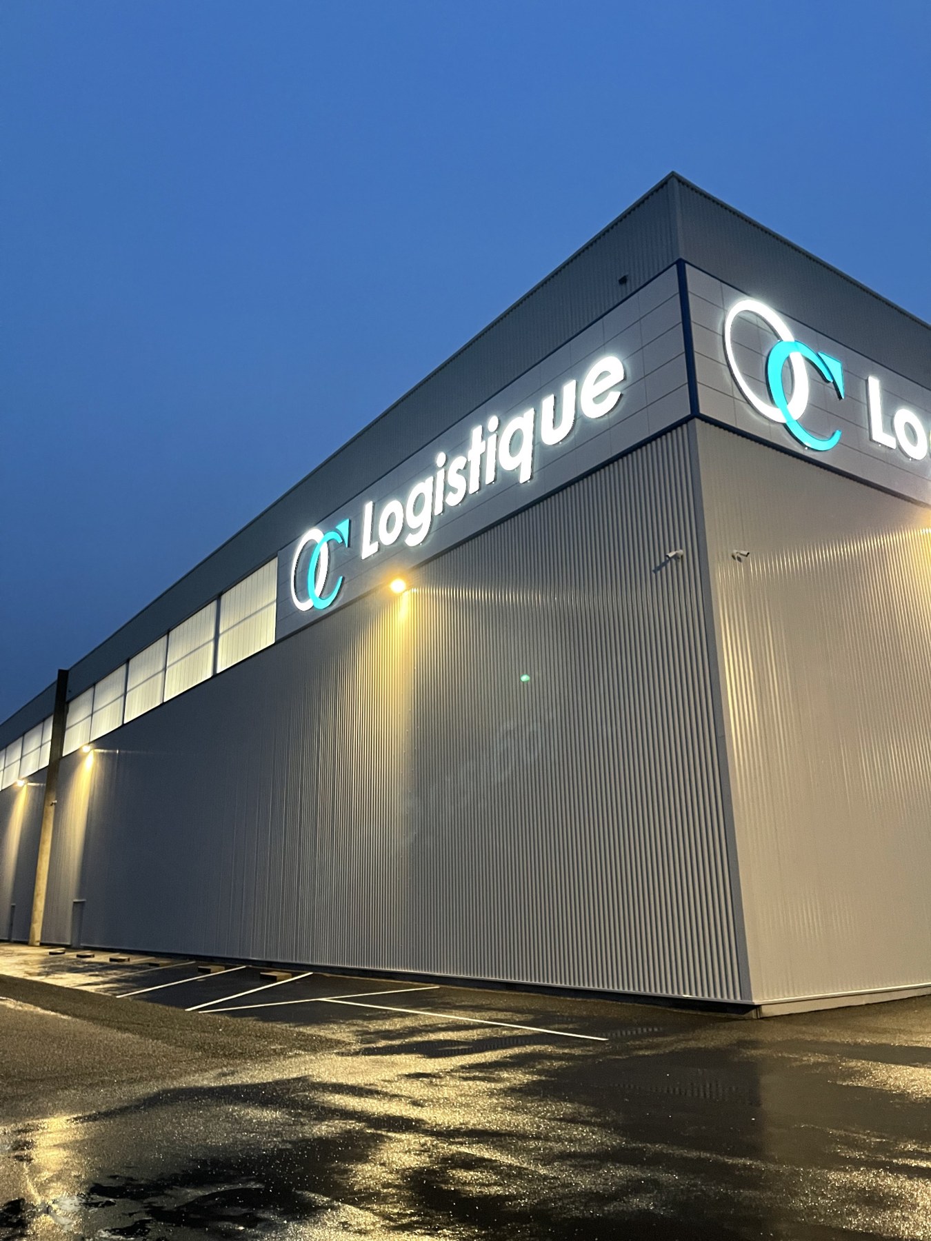 Enseigne OC Logistique illuminée