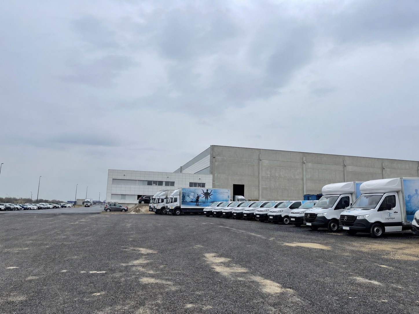Véhicules devant le dépôt OC Logistique