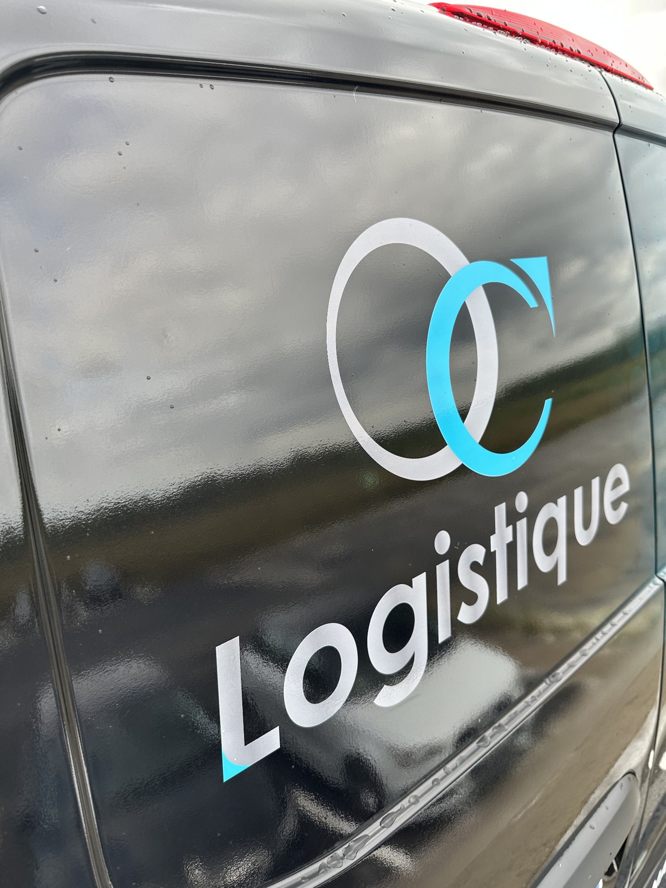 Logo OC Logistique sur un véhicule