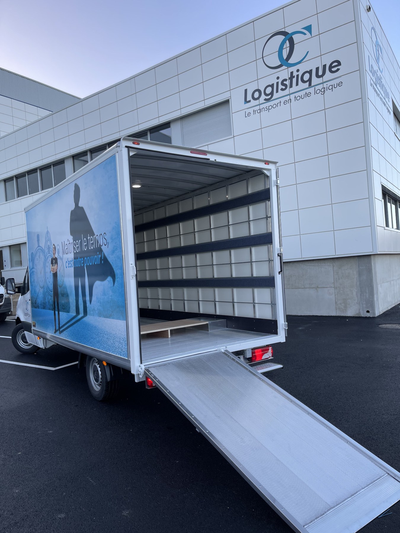 Rampe de chargement du véhicule OC Logistique