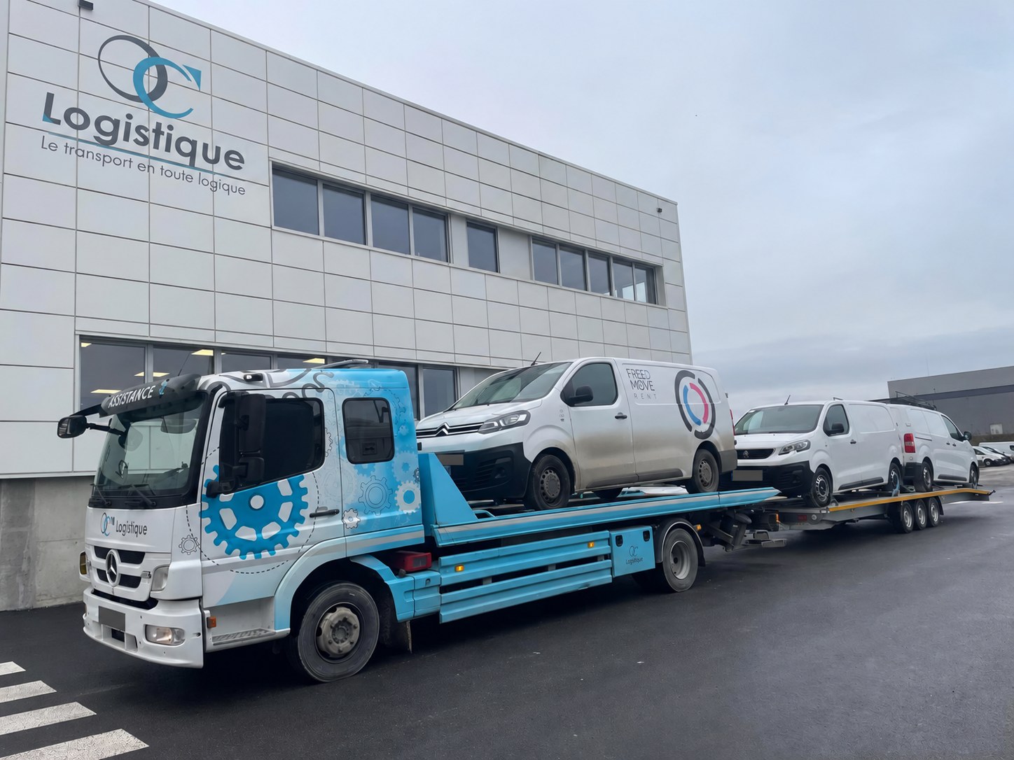 Véhicule plateau et remorque transportant des utilitaires