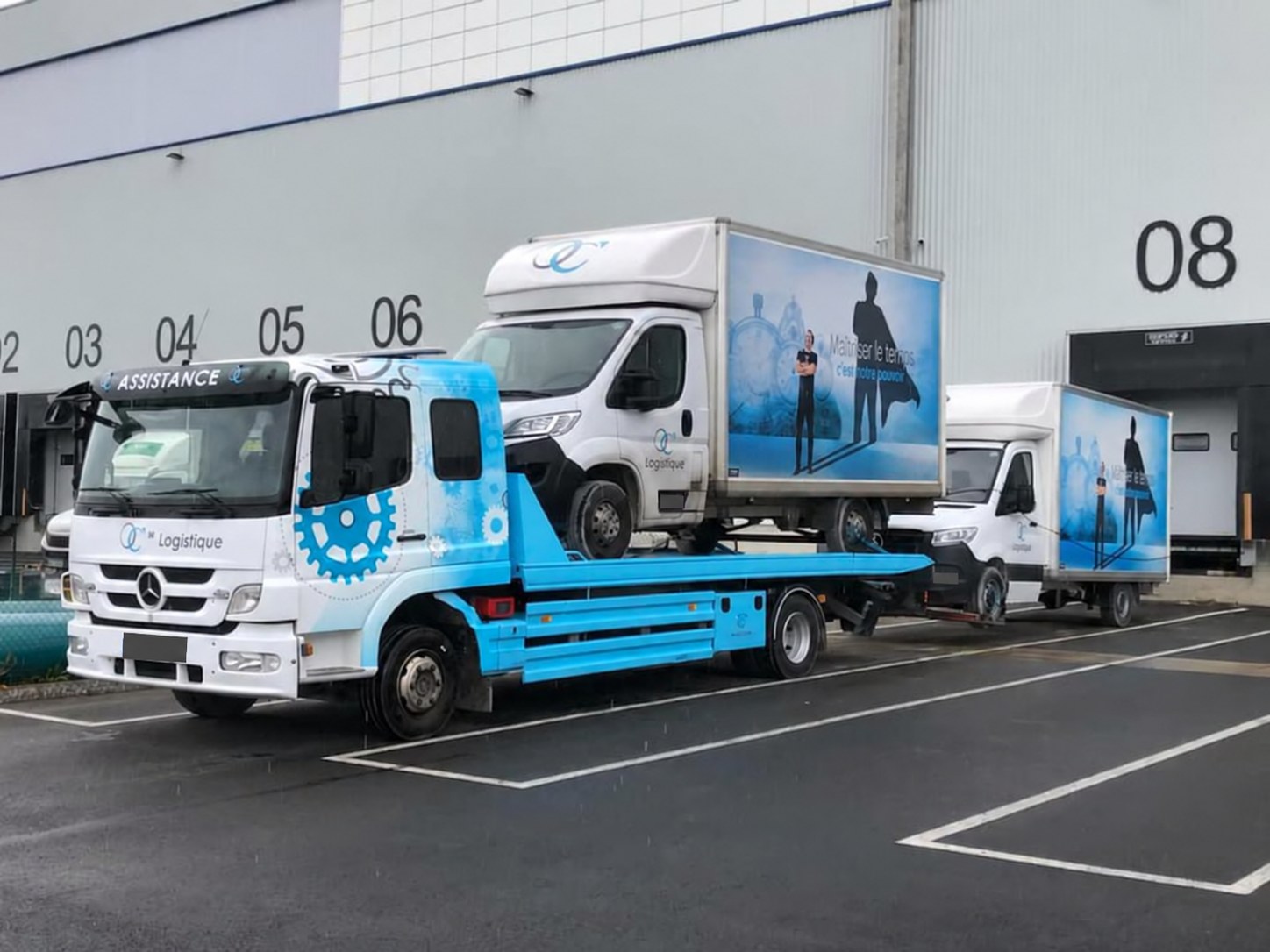 Véhicule de livraison pris en charge sur le plateau OC LOGISTIQUE